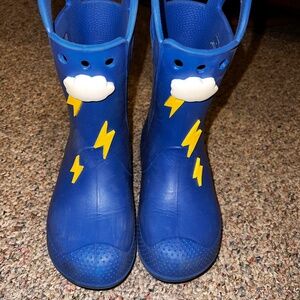 Croc’s rain boots Kid size 2/Youth. Royal blue with rain detail.